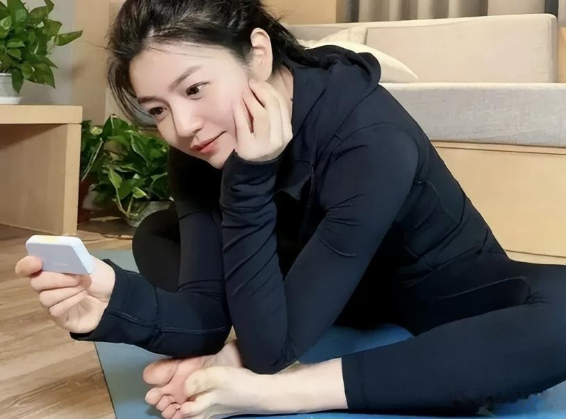 离婚1年不到，与周柯宇手牵手亮相的陈妍希，事业上蒸蒸日上