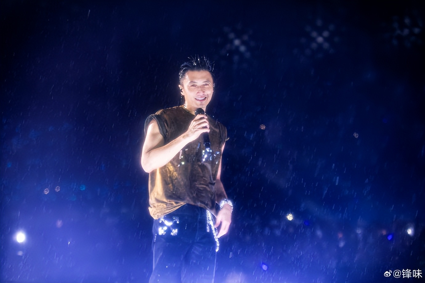 刘嘉玲调侃谢霆锋：广州暴雨为何不暂停演唱会？谢霆锋回复超搞笑