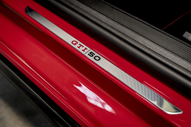 最快大众量产车 高尔夫GTI特别版曝光：配2.0T发动机 外观熏黑细节