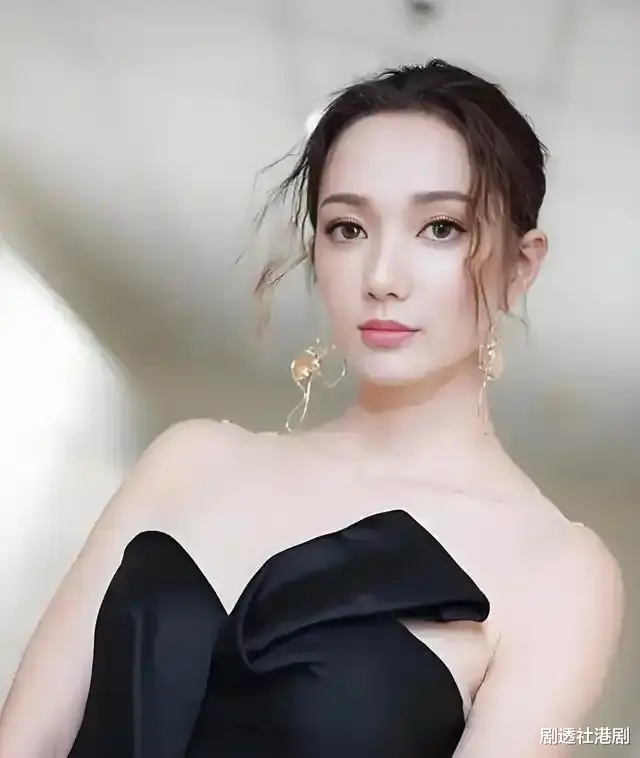 TVB离巢女星庆祝女儿满月，一家三口合照太幸福，素颜亮相状态佳