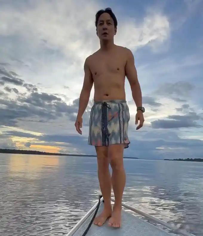 50岁吴彦祖罕晒全家福!47岁老婆素颜出镜,12岁女儿身高直追妈妈