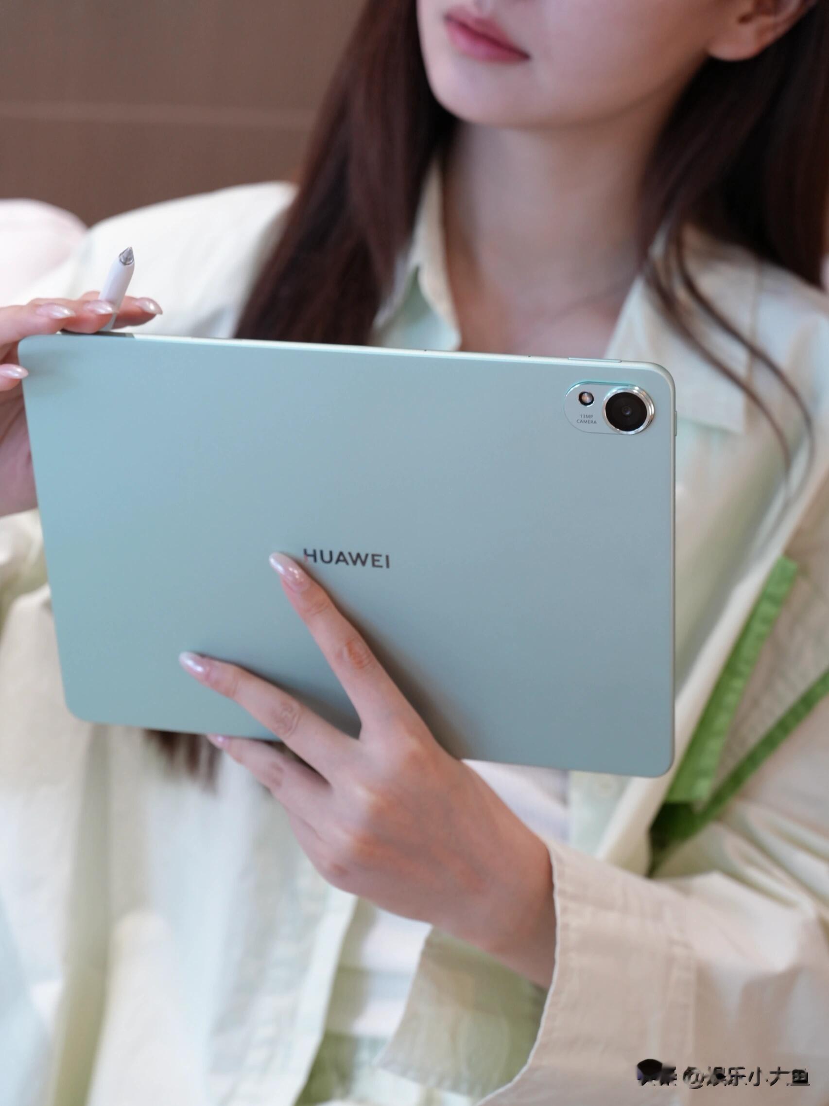 主持人金佳悦分享日常美照,穿绿色衬衣温婉又气质!