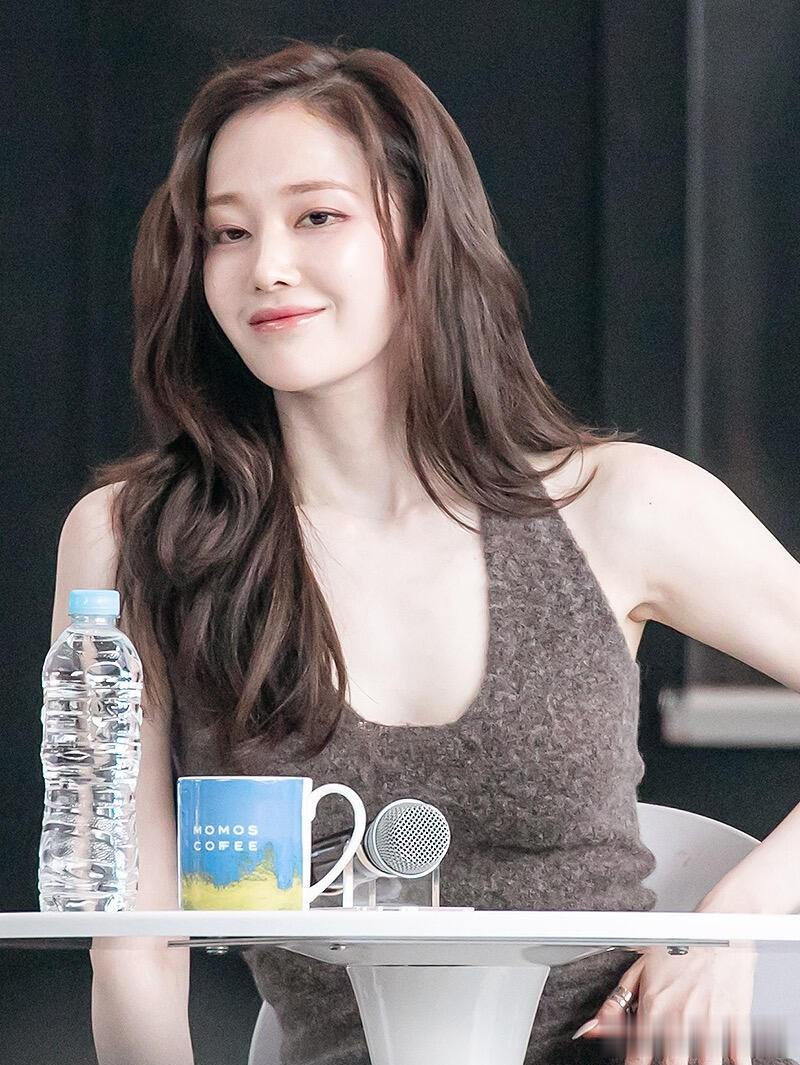 韩素希、全钟瑞出席亮相釜山电影节活动，针织毛衣裙衬出好身材