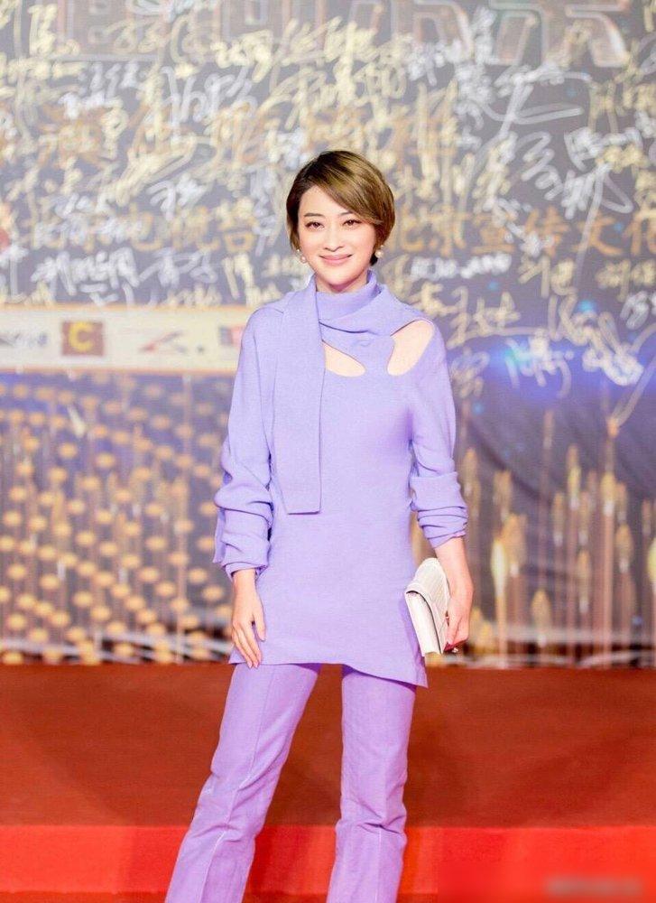 48岁梅婷新剪了波波头年轻10岁,穿毛衣配阔腿裤,美得像换了个人