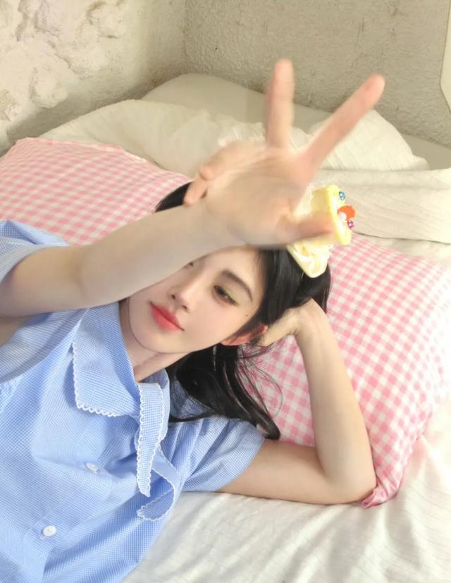 鞠婧祎蓝色衬衫套装