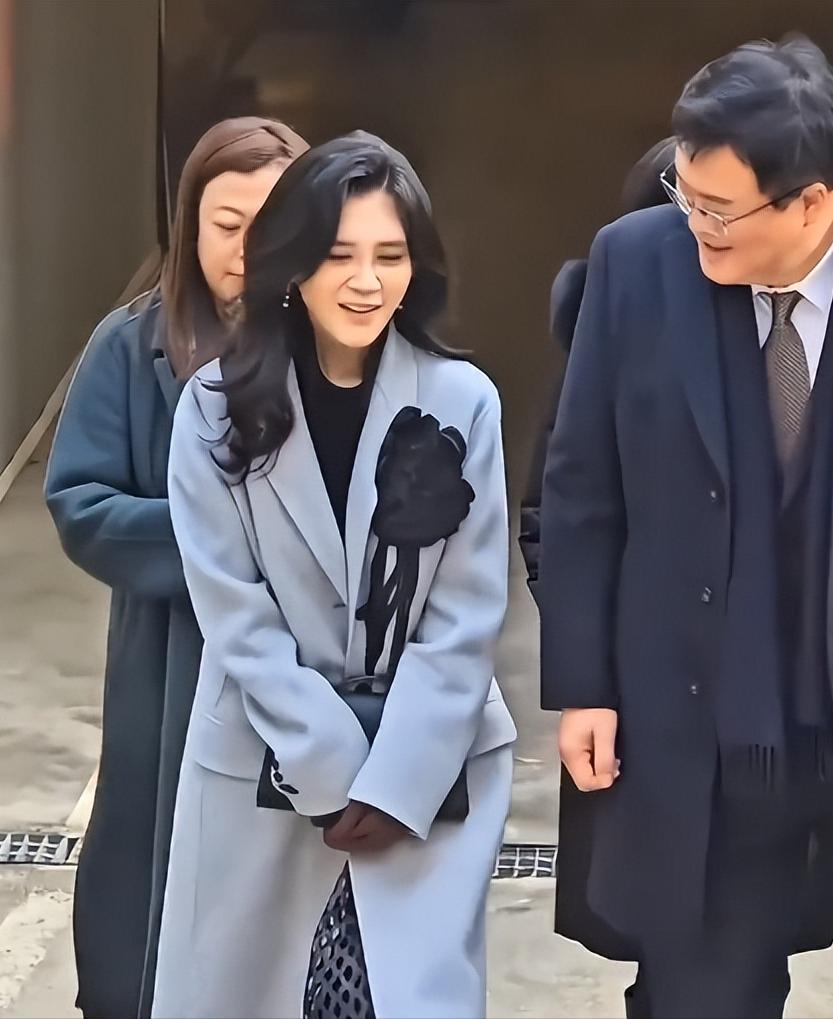 三星集团大公主近照流出，脸肿皮松走路外八字，家族遗传病爆发