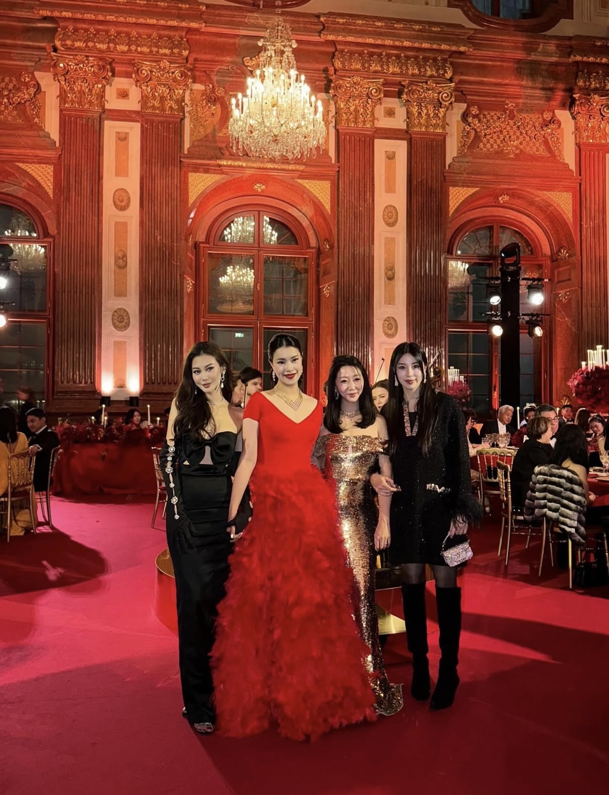 利孝和外孙女欧洲大婚，在宫殿办婚宴奢华气派，名媛闺蜜组团观礼