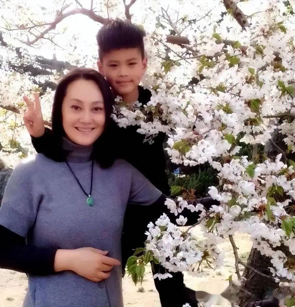 63岁宋佳近况曝光！再婚嫁给小8岁比利时富商，儿女双全很幸福