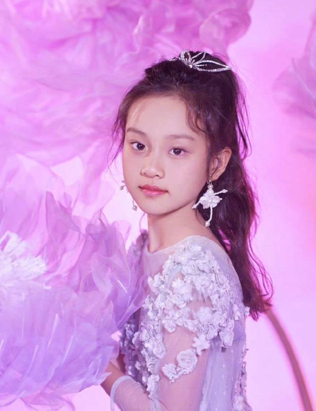 和李小璐复婚传闻才过半年，贾乃亮再曝新瓜，这次甜馨也很难解释