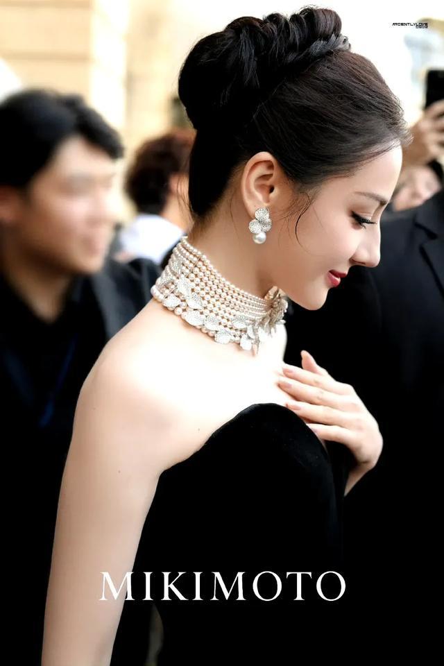 热巴现身巴黎，身着黑丝绒长裙贵气十足，真360度全方位无死角美