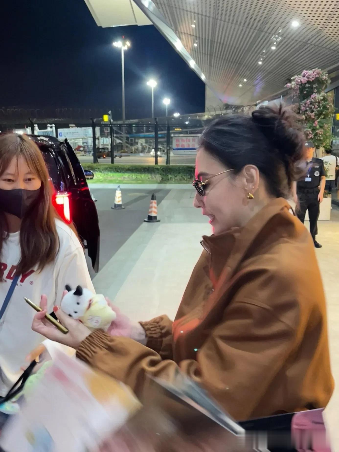 45岁张柏芝近照好惊艳! 皮肤紧致白皙气质超好, 又瘦又美不像三孩妈