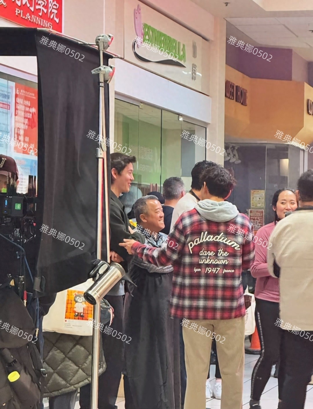 温哥华偶遇曾志伟，72岁的他红光满面状态好，站在人群里好小一只