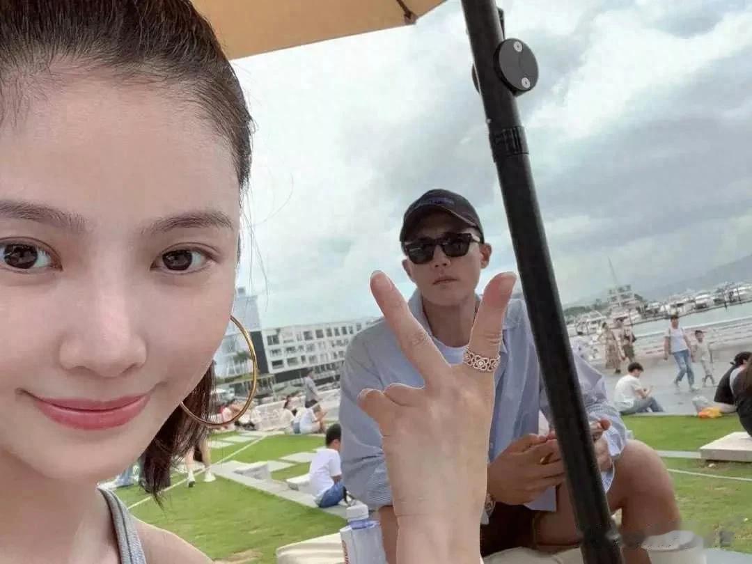 王灿高调晒照庆祝和杜淳相识9年,互为对方拍照,胖10斤美如少女