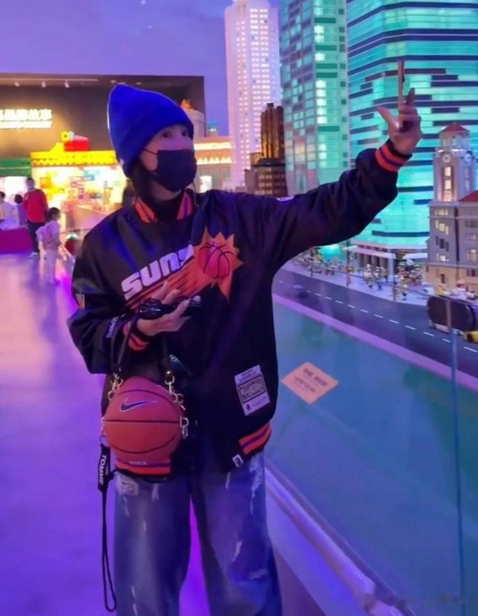 45岁张柏芝现身上海乐高乐园游玩!外表非常年轻,少女感满满!