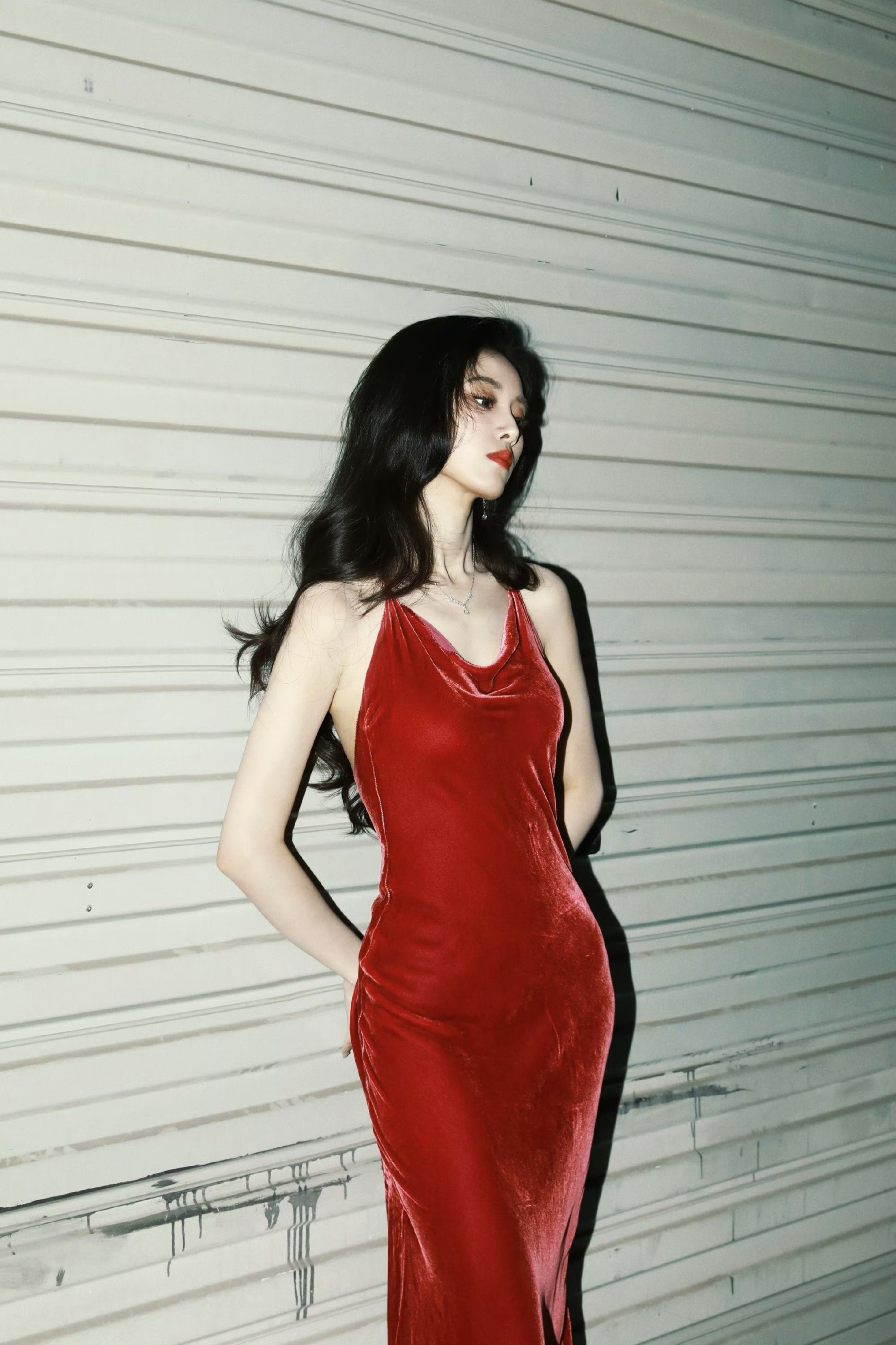 徐艺洋红丝绒裙冷艳撩人,棕调贝雷帽化身秋日甜妹