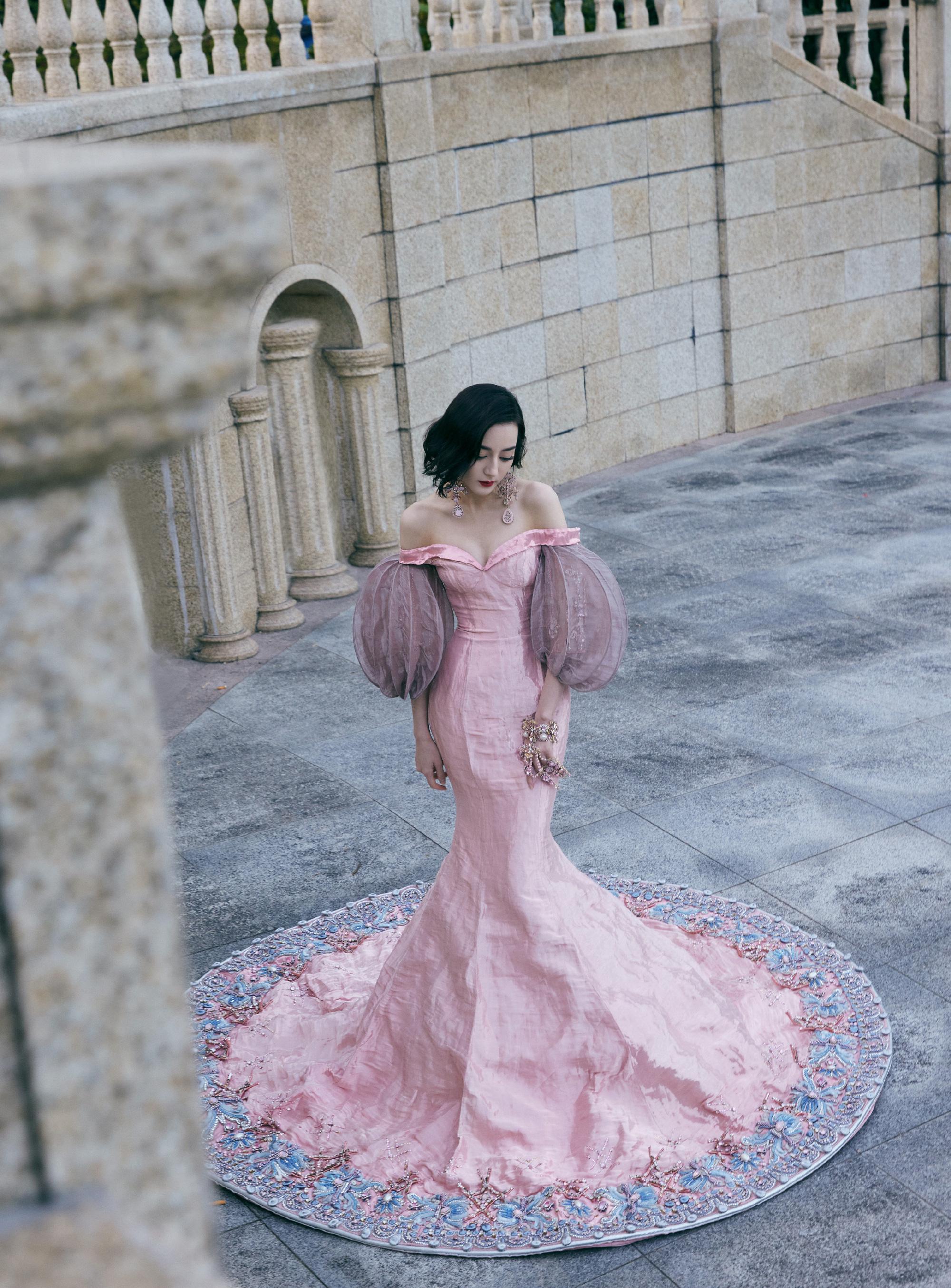 迪丽热巴最新杂志封面释出，异域风情美翻全网！