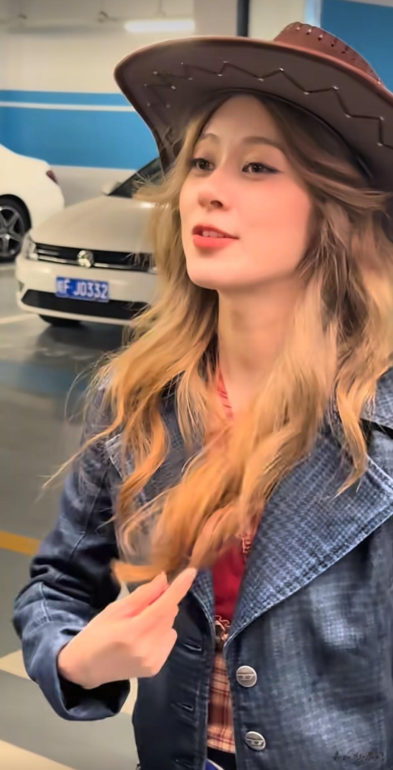 26岁赵昭仪最新穿搭：短外套+半身裙+短靴，尽显大长腿，脸好精致