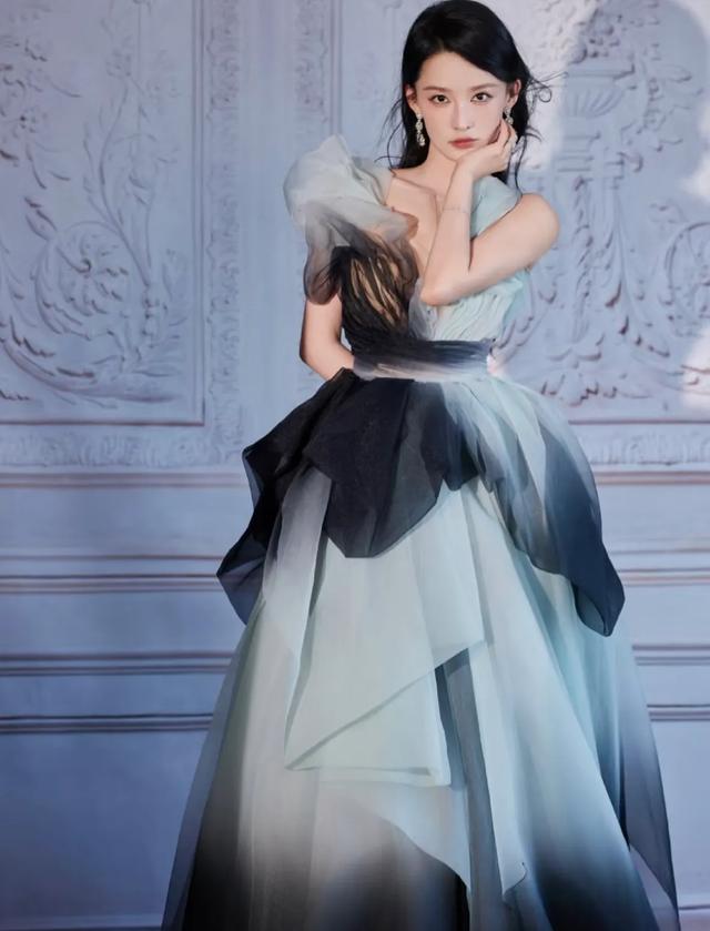 李沁，终于遇到了好看的妆造！网友：骨相真优越～这可是妈生脸啊