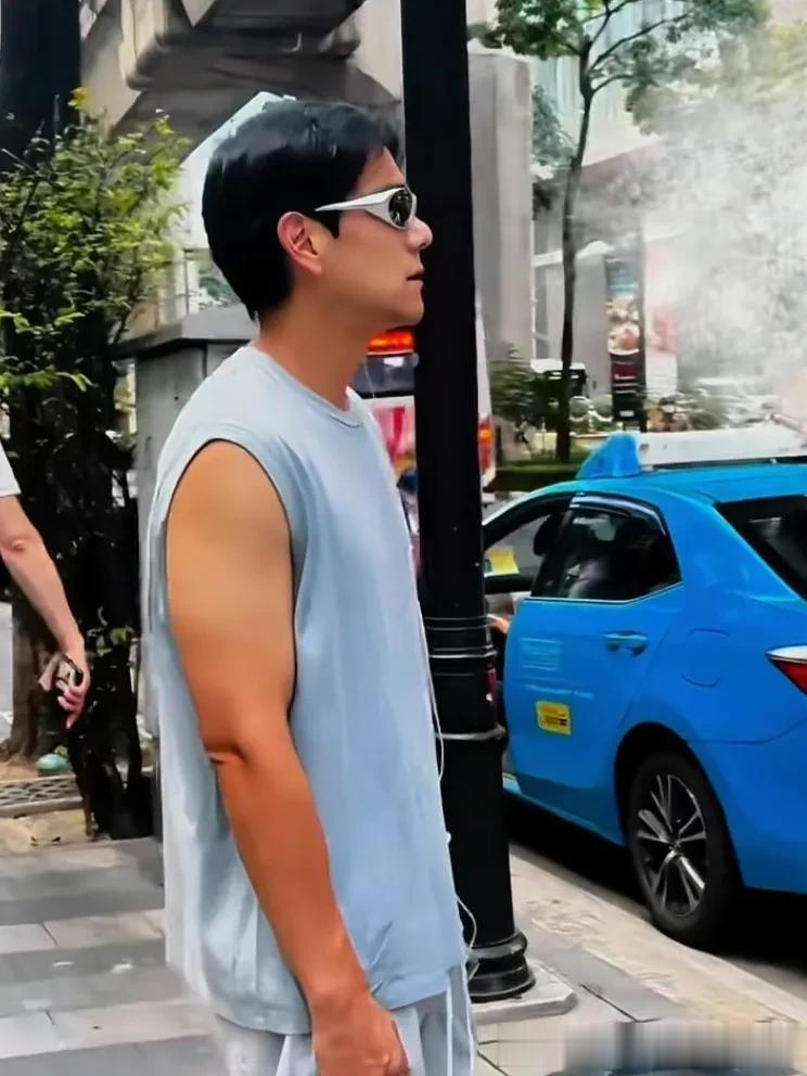 43岁彭于晏现身泰国曼谷街头散步，他穿着一身运动服，皮肤黝黑