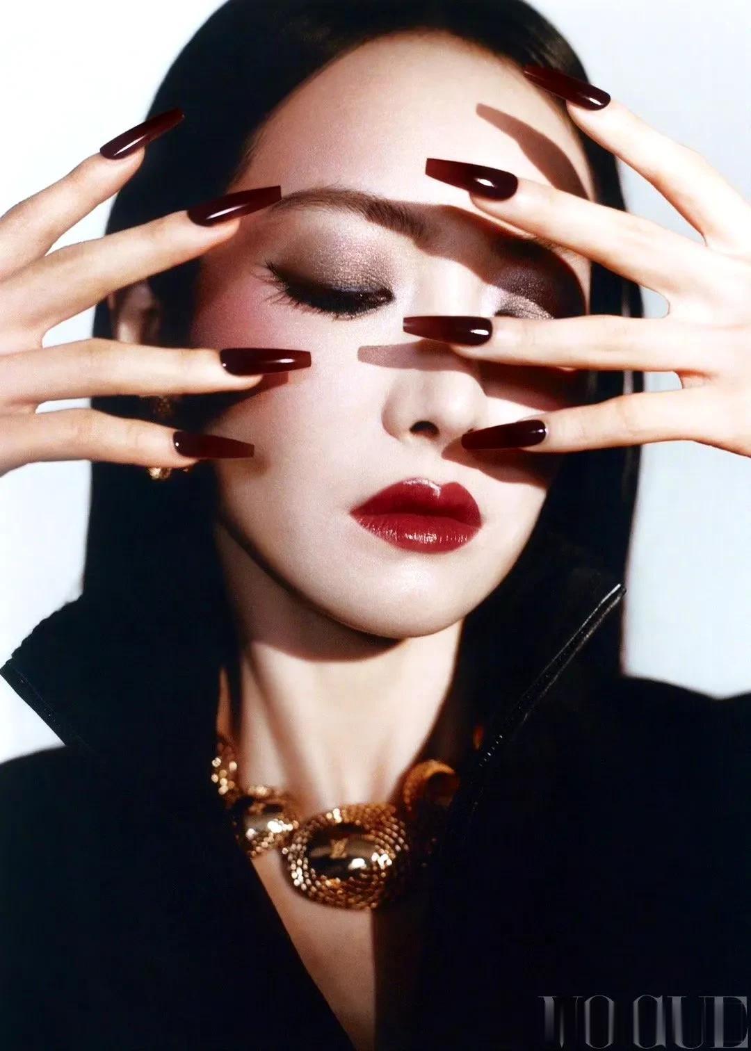 宋茜Beauty封面预告,红发红衣惊艳破圈!