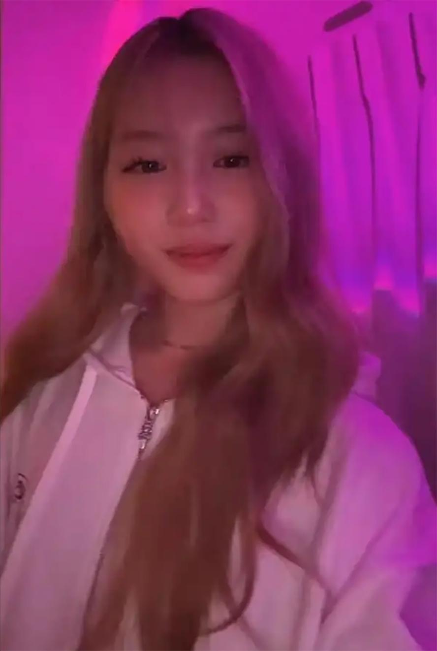 赵薇女儿回瑞士上学，小四月染金发戴假睫毛形象大变，太像网红！