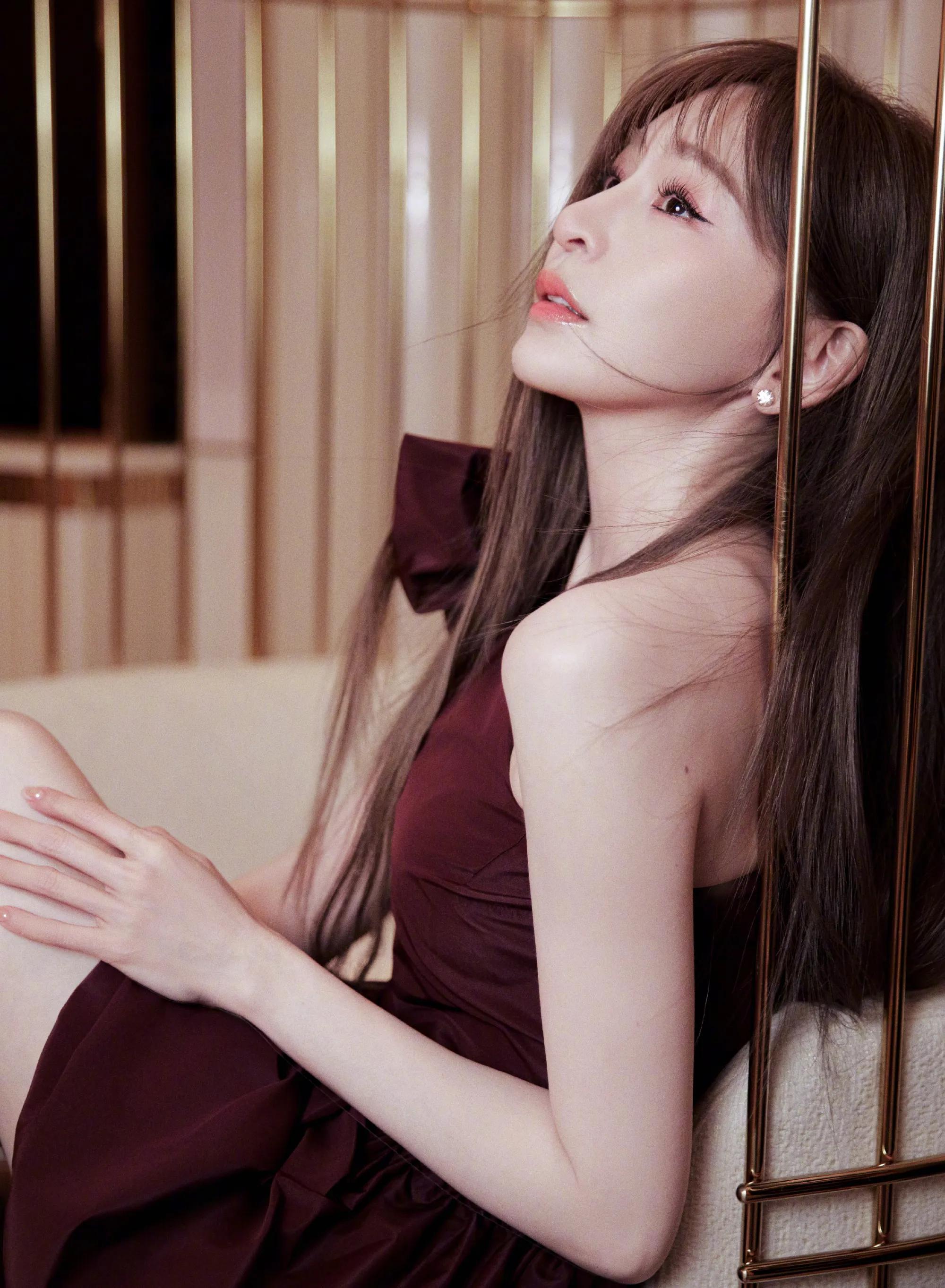 王心凌酒红短裙少女感十足