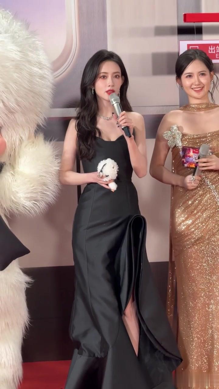 孟子义今日湖南卫视跨年晚会，穿黑色抹胸开叉礼服裙