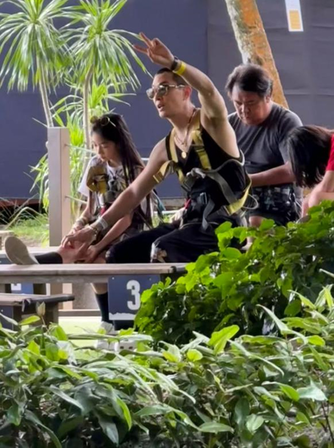 李承铉一家回京！戚薇脸肿唇白好疲惫，lucky推弟弟被误认成保姆