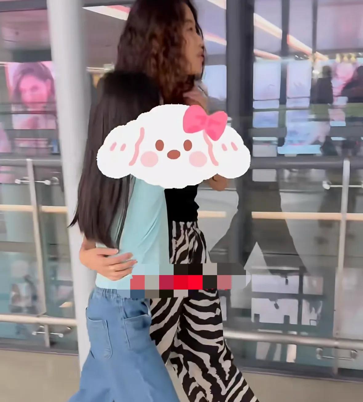 秦昊伊能静一家现身机场,秦昊大腹便便小腿纤细,伊能静十分高冷