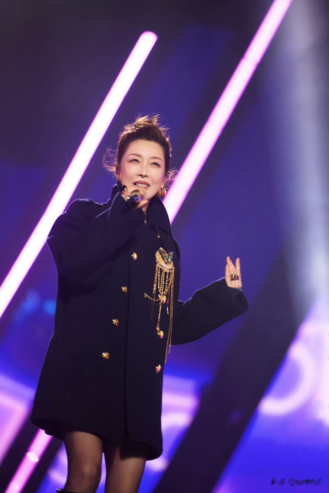 来！看看襄阳演唱会上的孙悦！年轻明星看见了不羞愧吗？