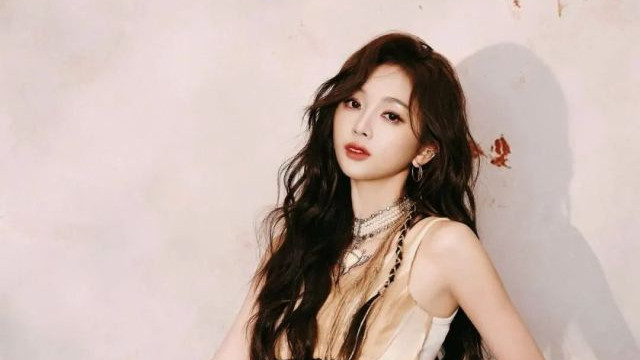 吴宣仪皮衣裹身+毛绒点缀，直接将“甜酷拽姐风”玩出了新高度