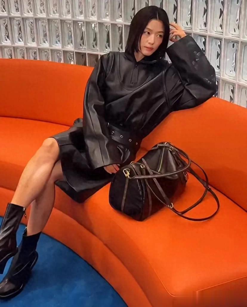 全智贤短发造型出席活动，脸瘦了一圈，法令纹重看着憔悴又干瘪