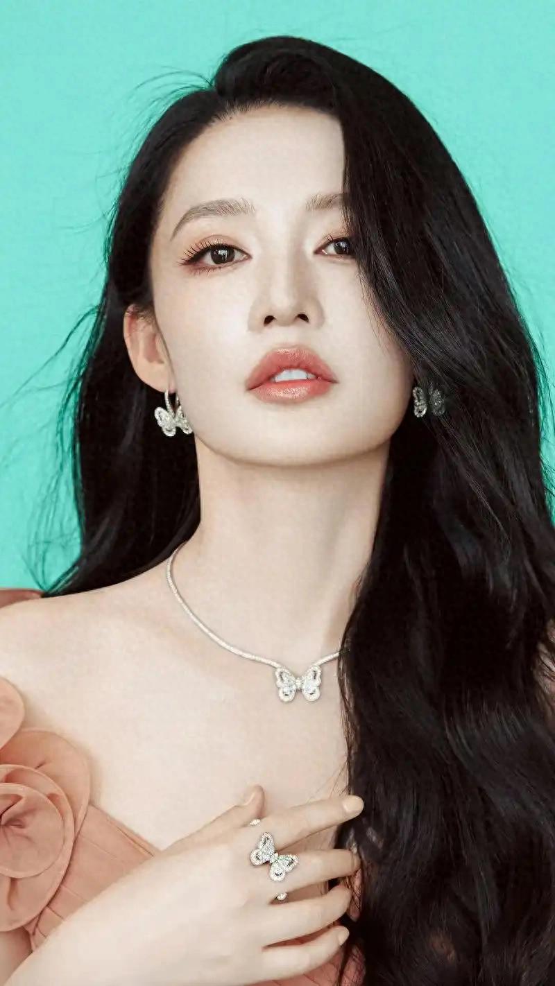 眼波流转，沁香自来：李沁的美与韧