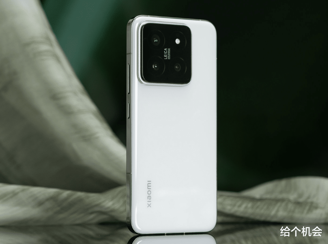 小屏旗艦手機價格“雪崩”，從4299元跌至2464元， 太刺激了