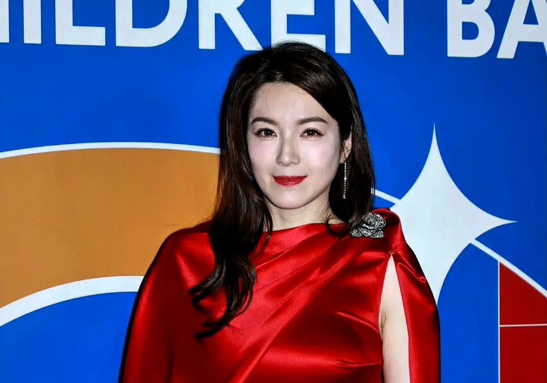 港姐苟芸慧离婚真相曝光！因生子分歧，单身的她异性缘爆棚