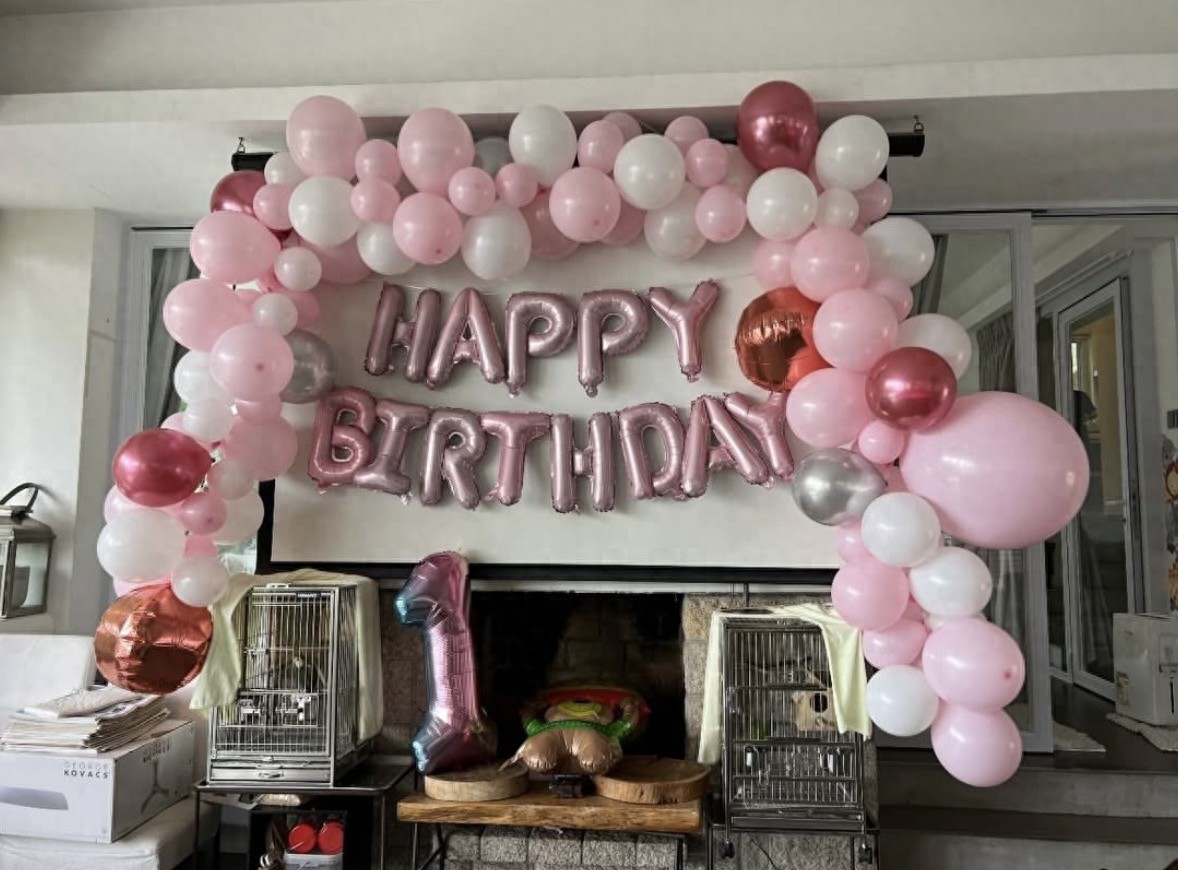 梁家辉外孙女满周岁，全家在豪宅庆祝三代同堂，外孙女长得像爸爸