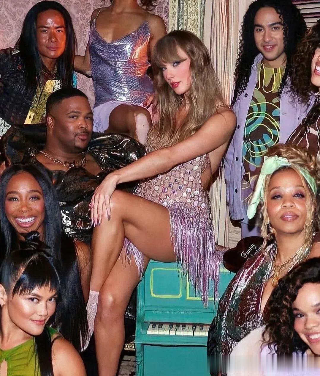 一旦进入大合照环节就会自动变萌的霉霉