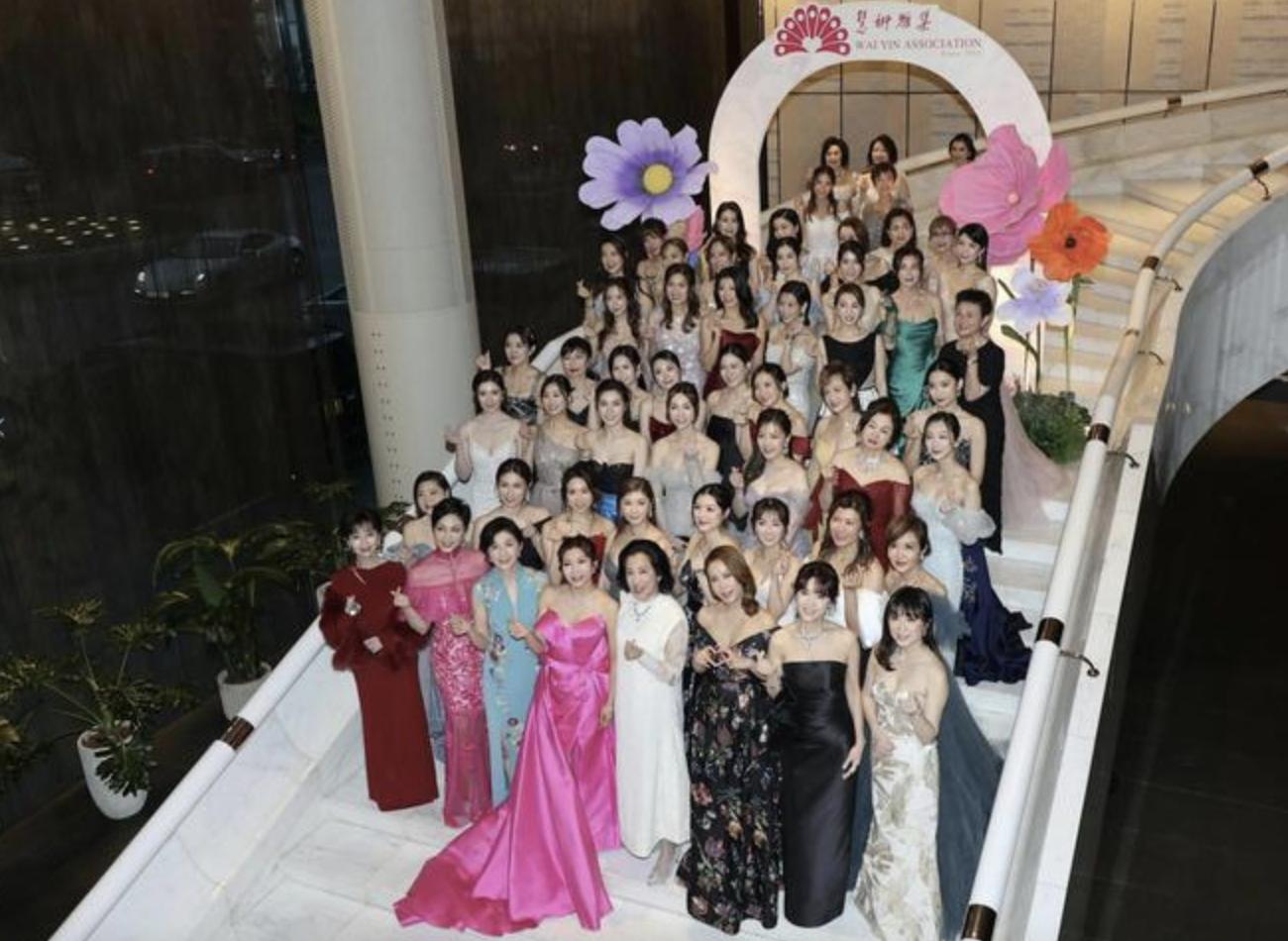 霍震霆前妻朱玲玲过生日，五个港姐冠军在场庆祝，67岁仍大气明艳