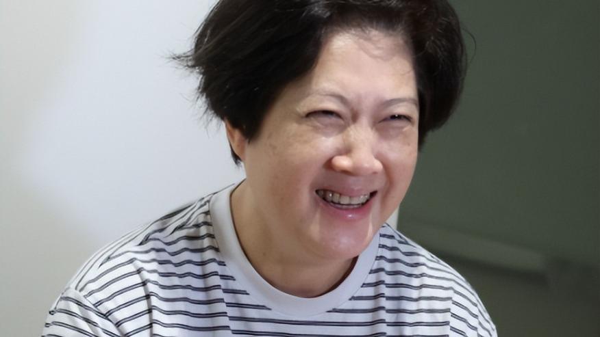 港星58岁妻子生二胎5天花掉近10万，经济压力大不会再要三胎