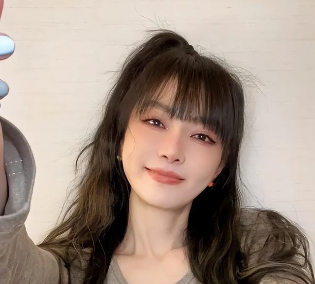 51岁天后首度承认未婚生子、目前单身!可她看着比儿子还年轻?