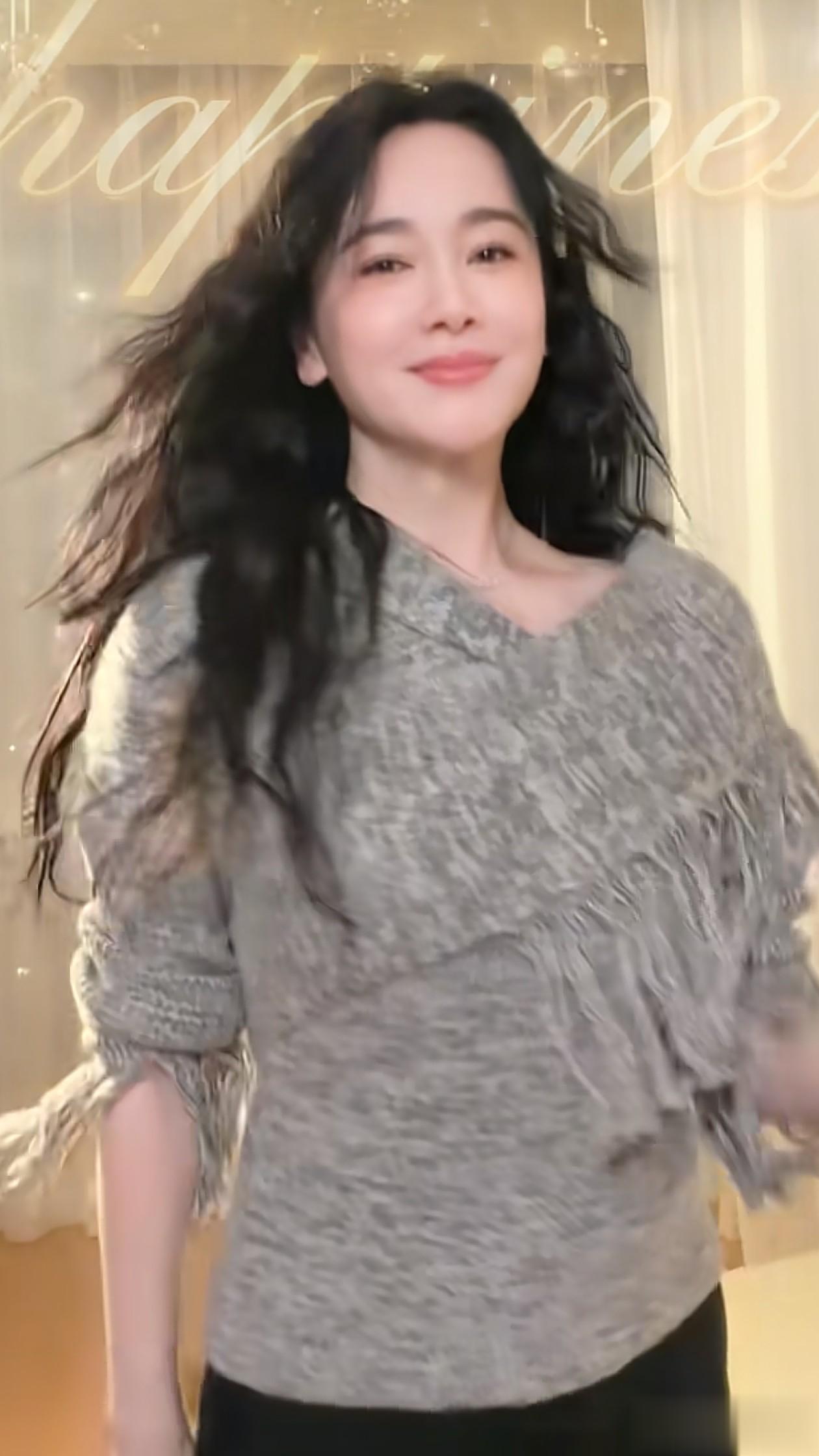 48岁左小青跳手势舞：油画卷+毛衣，时髦又减龄，状态好得像28岁