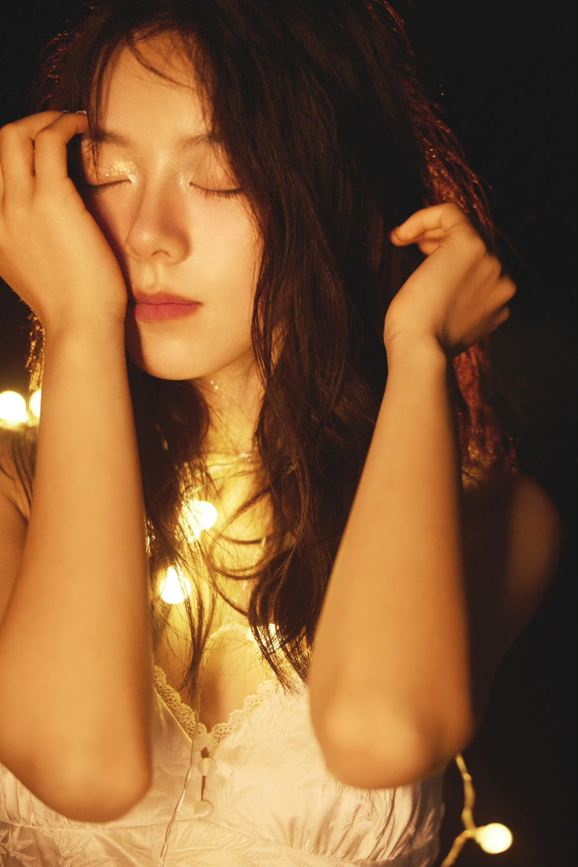 赵今麦，白色蕾丝吊带裙生日大片 ???