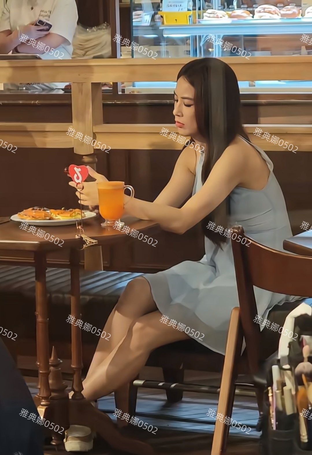 黄圣依真是两副面孔，拍照时是明媚的女明星私下眉头紧皱好不耐烦