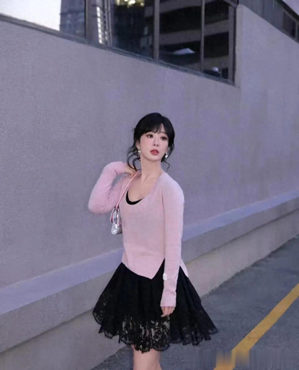 32岁杨紫换风格后大变样！穿粉色毛衣+蕾丝蓬蓬裙，减龄又少女！