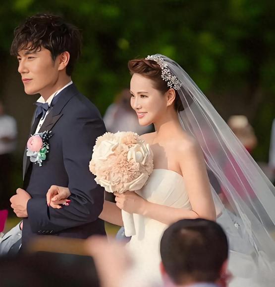 14年恋爱,9年婚姻,41岁离婚带娃,47岁再嫁,如今她被宠成公主