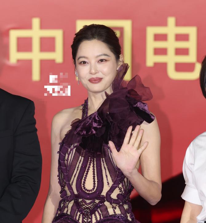 金鸡红毯明星“见光死”，姚晨脸肿，蒋勤勤歪嘴，佟丽娅褶子多