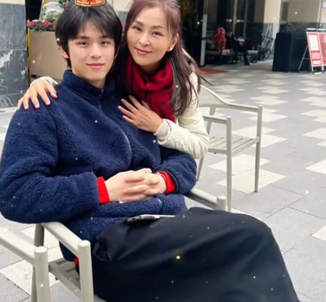 何音新年晒母子照,24岁黄博远可比黄志忠帅多了,天生一张明星脸