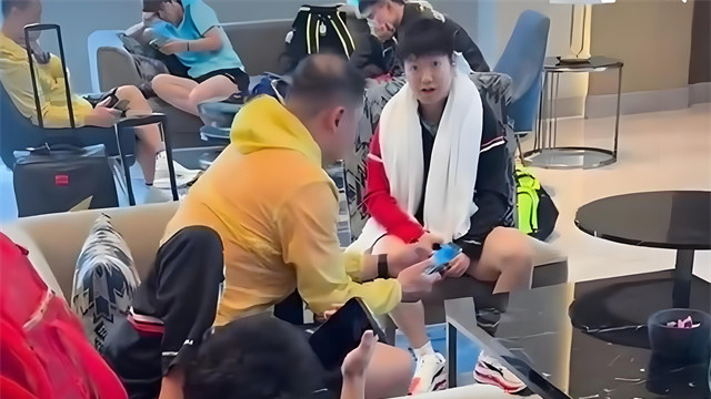 王曼昱心真大！在印度场馆躺着训练，鸟屎落在身旁，她却淡定偷笑