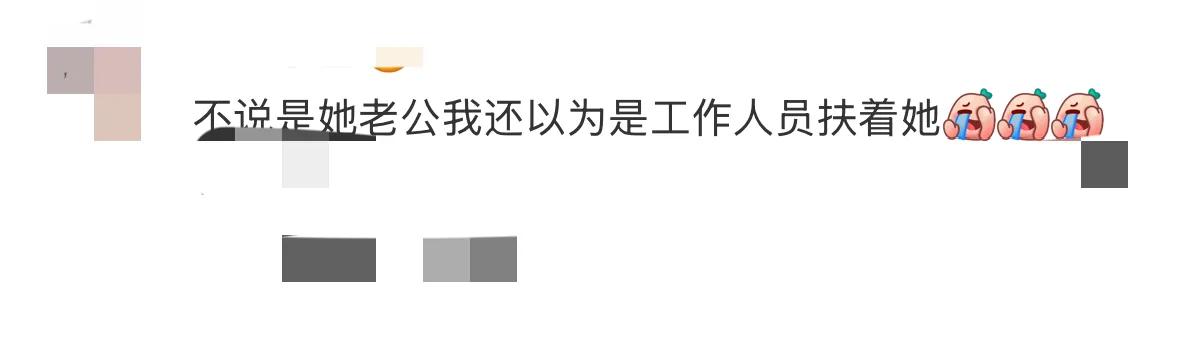 温碧霞和老公出街，天气冷还穿着露胳膊的衣服，发型也是一成不变