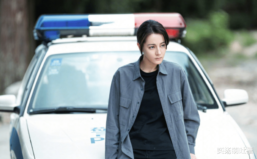 迪丽热巴红毯回归！有人说像铜人，有人喊封神，你站哪边？